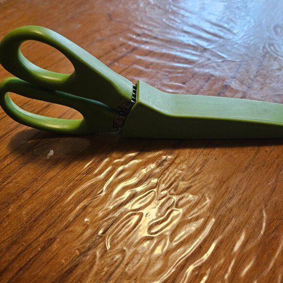 5 Bladed Herb Scissor/Paper Shredder - Picture 4 of 5